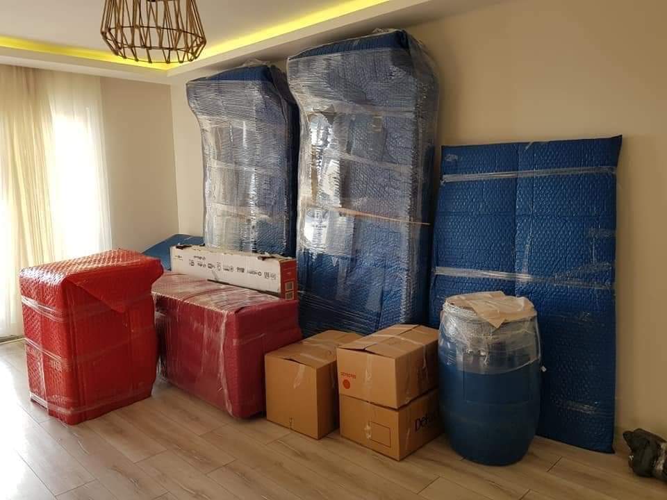 Mersin Uzman Eller Nakliyat firmasına ait profesyonel ambalajlama i̇şlemi gerçek faaliyet fotoğrafı