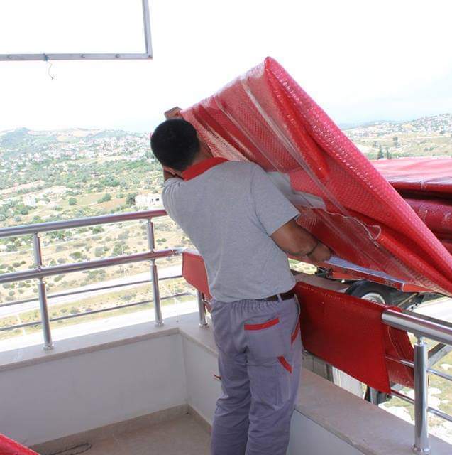 Mersin Uzman Eller Nakliyat firmasına ait asansörlü eşya i̇ndirme gerçek faaliyet fotoğrafı