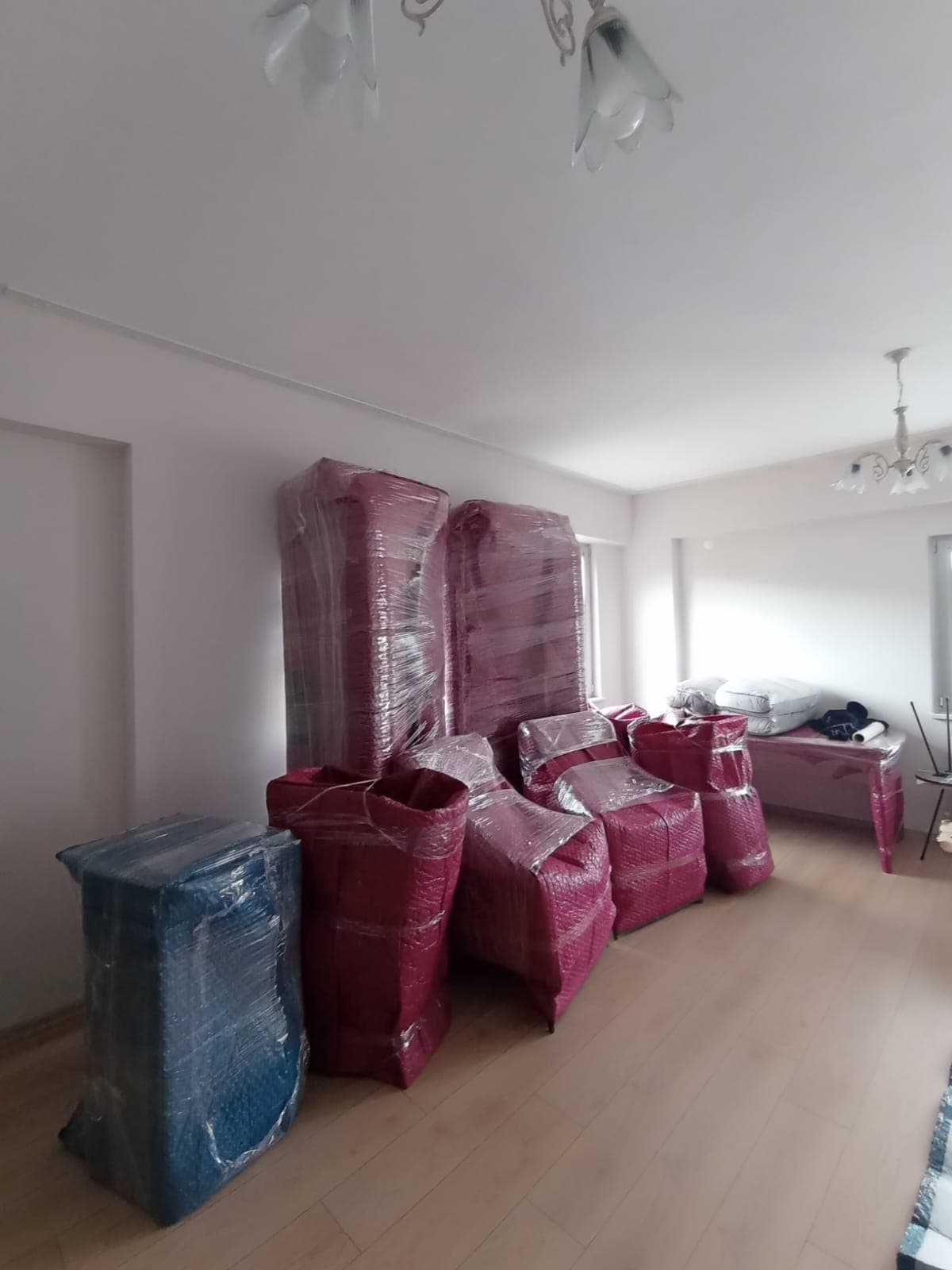Mersin Uzman Eller Nakliyat firmasına ait asansörlü nakliye kurulumu gerçek faaliyet fotoğrafı
